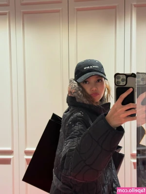 Lisa Blackpink [ lisa-blackpink ] - Are you a boob kinda guy 😝🤷🏼‍♀️??