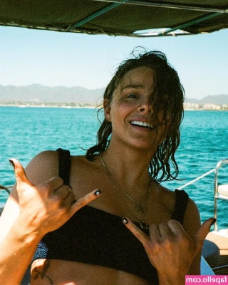 Chloe Grace Moretz [ chloe-grace-moretz ] - Soaking wet 💦💦 Ready to quench your thirst!