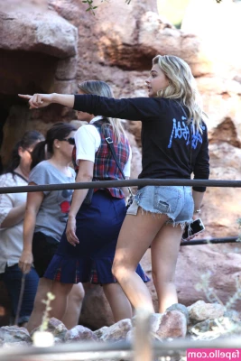 Chloe Grace Moretz [ chloe-grace-moretz ] - Det var ett tag sedan jag postade en video va    touching my