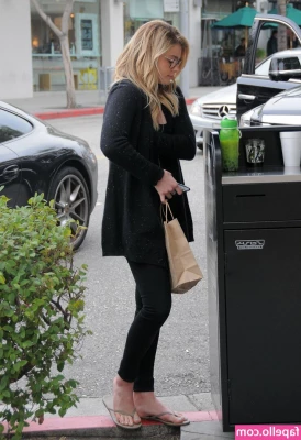 Chloe Grace Moretz [ chloe-grace-moretz ] - Come taste