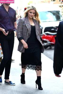 Chloe Grace Moretz [ chloe-grace-moretz ] - Ass so fat  make it jiggle all on your face