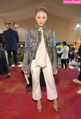 Chloe Grace Moretz [ chloe-grace-moretz ] - I m working on getting more photos   it s so hard for me to get