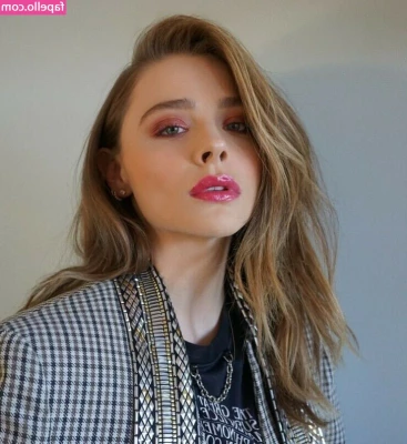 Chloe Grace Moretz [ chloe-grace-moretz ] - Public pussy flash