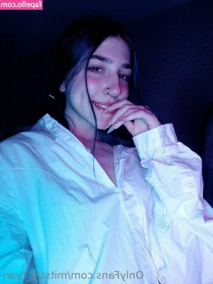 baby_and_dollyy [ baby-and-dollyy ] - I m dreaming about getting fucked on this bed  my pussy is very wet