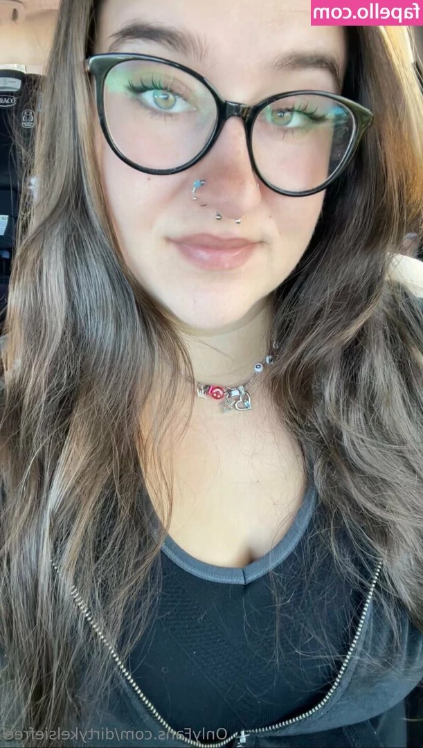 dirtykelsiefree - Tell me what you would do to my ass   xx
