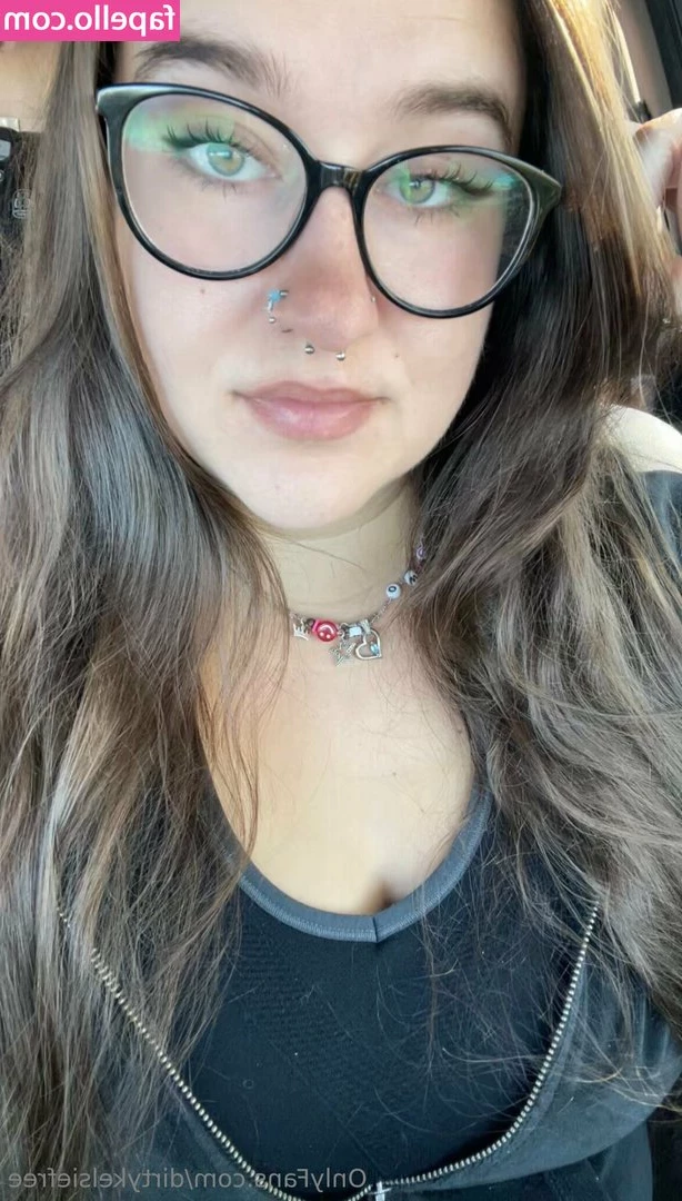 dirtykelsiefree - Worship my perfect body, slave. This is the only thing you're good for