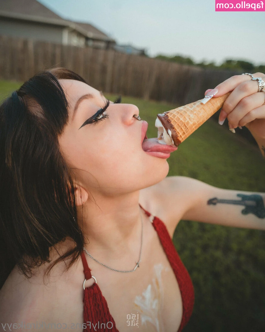 Kayla Ynez [ kayla-ynez ] - Getting high & fucking all my holes  Sending out my new vid right