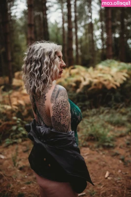 Laura Belbin [ laura-belbin-knee-deep-in-life ] - Quelques photos en plus de la robe que je portais hier ♥️(Si si
