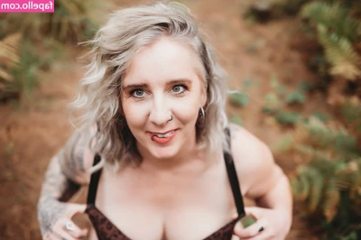 Laura Belbin [ laura-belbin-knee-deep-in-life ] - My boobs are pretty nice 😊