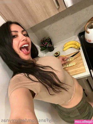 Lesly Reyna [ lesly-reyna ] - @stillmostlyjersey   It’s the freakin weekend. @immadawgtoo