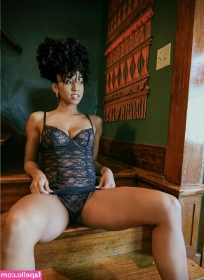 Curlswithv - Who wants to spot me as I work out?