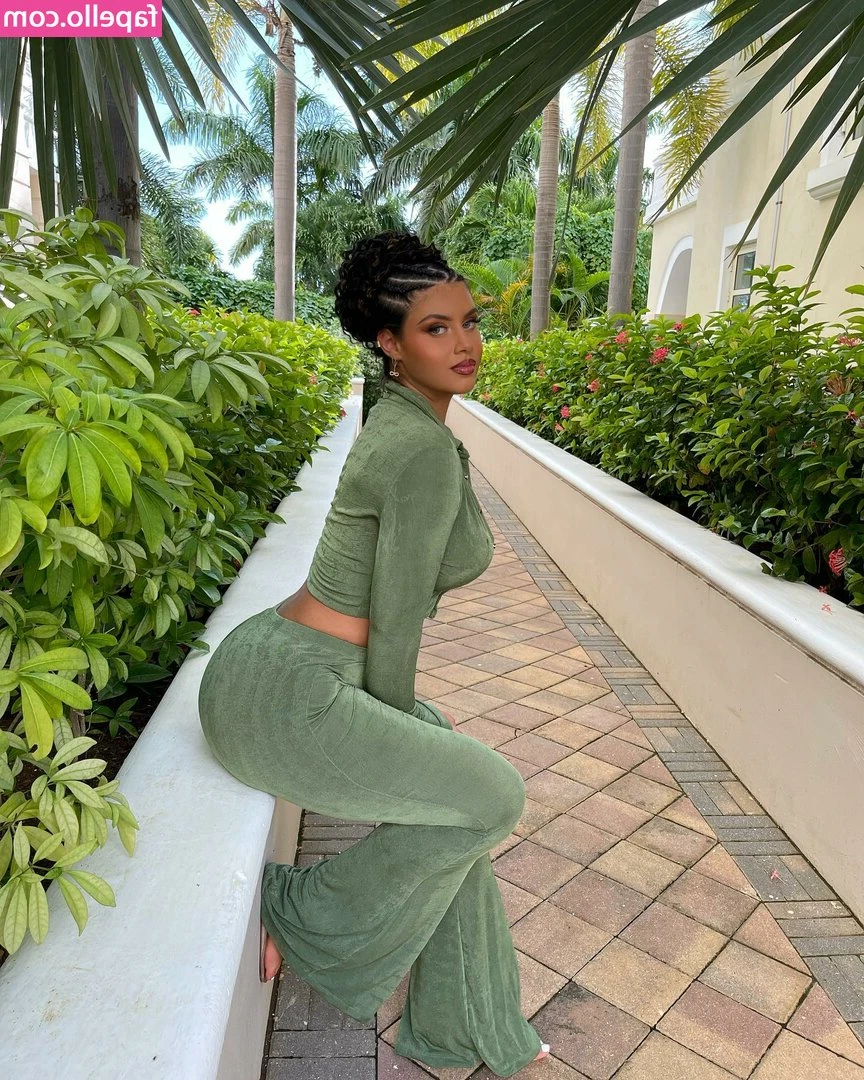 Baharbaby - This how I stretch before working out