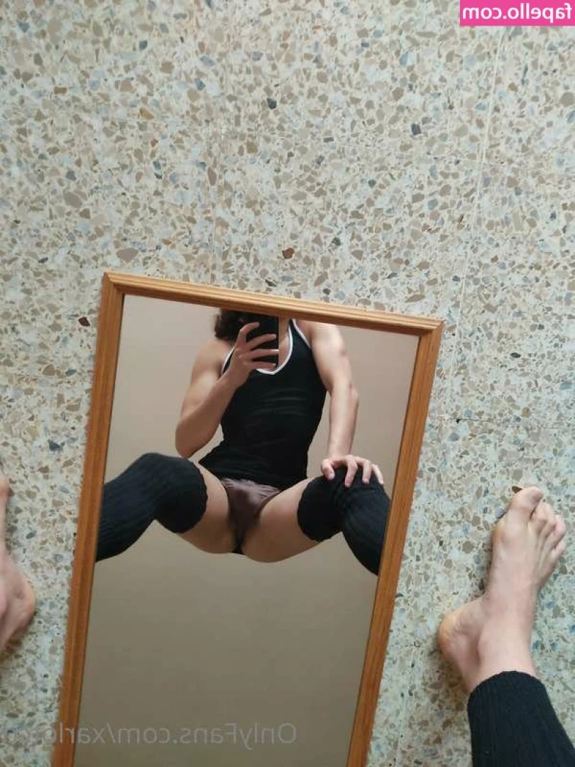 Xarlot Crossdresser [ xarlot-crossdresser ] - Ignore the stuff in my room and focus on my ass in these shorts