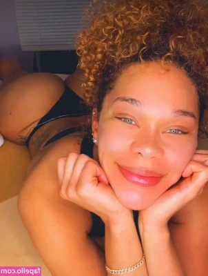Taeler Made [ taeler-made ] - I love getting off to lesbian porn 😍 and I love when you guys