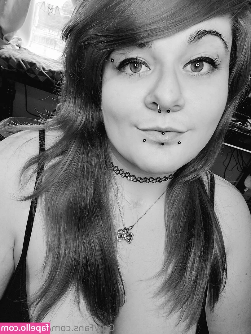 zoeyzaxxx - Have you ever gotten a bit frisky in public? 💕 I havent... well..
