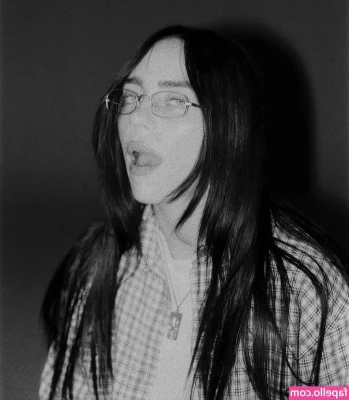 Billie Eilish [ billie-eilish ] - Enjoying the sunshine 😉
