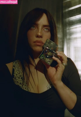 Billie Eilish [ billie-eilish ] - Balcony babe 🥰🥰
