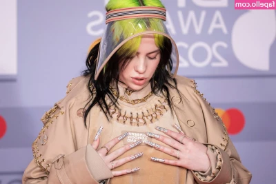 Billie Eilish [ billie-eilish ] - Let me have a little nibble on your neck, I promise I will make it