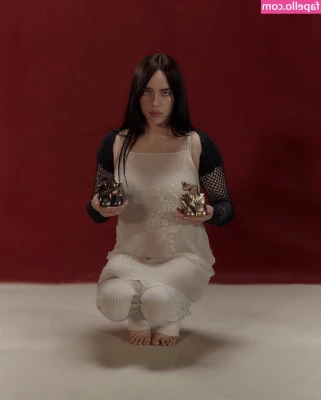 Billie Eilish [ billie-eilish ] - pioneer woman hehe   what do you think