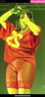 Billie Eilish [ billie-eilish ] - Just getting some bun therapy in a these 3 chonky little things after