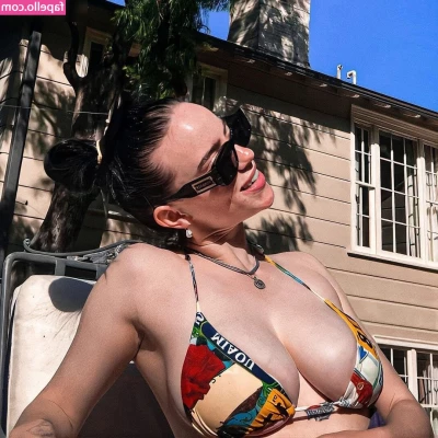 Billie Eilish [ billie-eilish ] - Join @annriv for a magnificent tour of all her houseplants, with some