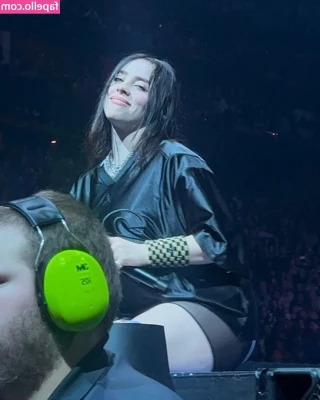 Billie Eilish [ billie-eilish ] - Dont be shy lick my entire body