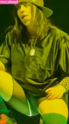 Billie Eilish [ billie-eilish ] - Thot Baby   I look so cute in pink  dont I     A peek at one of my