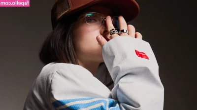 Billie Eilish [ billie-eilish ] - The aftermath, glued eyes and covered tongue such a messy girl, love