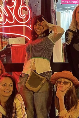 Billie Eilish [ billie-eilish ] - En vestido