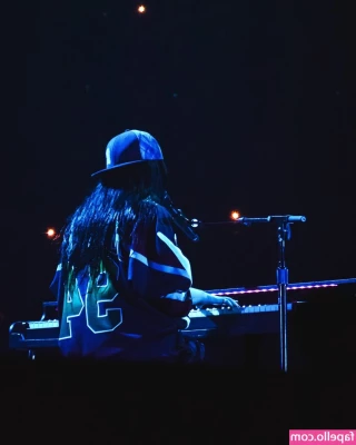 Billie Eilish [ billie-eilish ] - Demain je reçois ma poupée    Je vais pouvoir la baiser de partout 