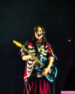Billie Eilish [ billie-eilish ] - Slutty cougar looking for a bull 😈🍆💦  (Cum see more of me