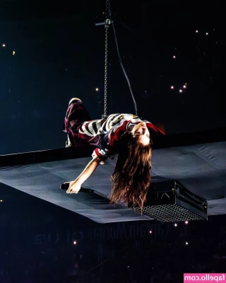 Billie Eilish [ billie-eilish ] - Suggest tomorrow s color      Someone recently threw out red