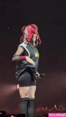 Billie Eilish [ billie-eilish ] - Hi guys! Sorry I've been quiet. I haven't been feeling very good as