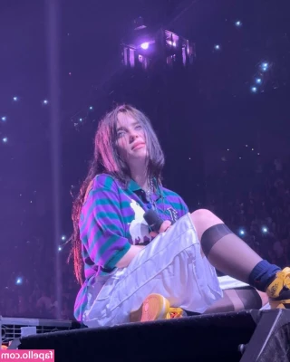 Billie Eilish [ billie-eilish ] - When you have a kitten  you never have to walk alone