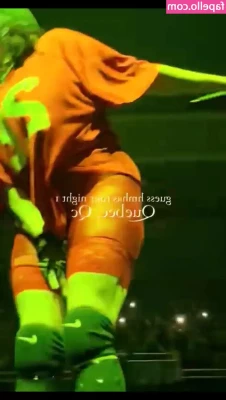 Billie Eilish [ billie-eilish ] - My feet need are so cold  won t you warm them up for me  You can use