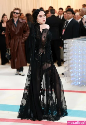 Billie Eilish [ billie-eilish ] - In this photo i am very hot and bothered, I hope you are too.💋❤