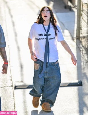 Billie Eilish [ billie-eilish ] - Just wanted to share this pic of me before dinner🍸😘, sipping on