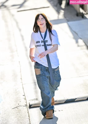 Billie Eilish [ billie-eilish ] - Today backstage
