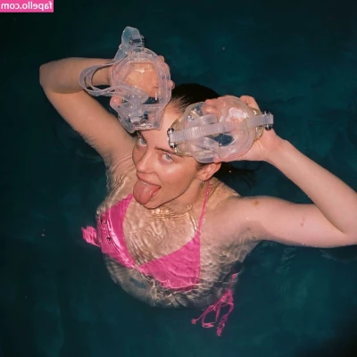 Billie Eilish [ billie-eilish ] - Dive into my lustful world and let's explore our deepest desires