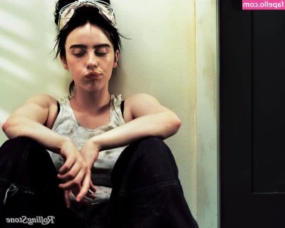 Billie Eilish [ billie-eilish ] - Sometimes you just need to flash a few truckers