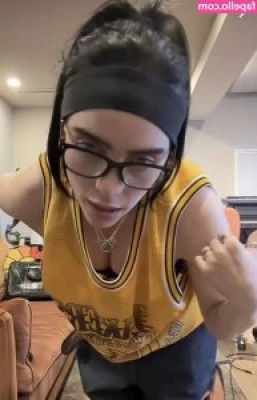 Billie Eilish [ billie-eilish ] - Almost a camel toe