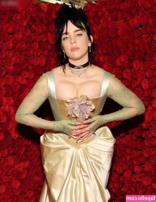 Billie Eilish [ billie-eilish ] - Sometimes even I am amazed how big my boobs are... 😂😂😂 34Es