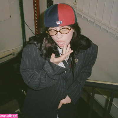 Billie Eilish [ billie-eilish ] - Need a pillow? I got you! 🍑💖