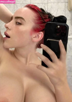 Billie Eilish [ billie-eilish ] - Tits out, you know you want to suck them