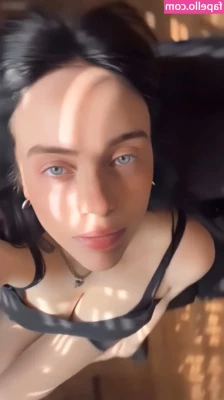 Billie Eilish [ billie-eilish ] - De que color te gusta más la lencería   Yo soy Team negro  