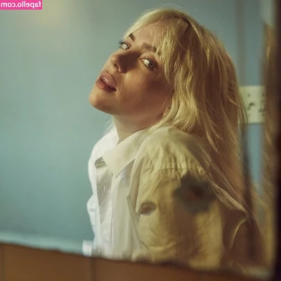 Billie Eilish [ billie-eilish ] - I was struggling with that huge toy 🥵