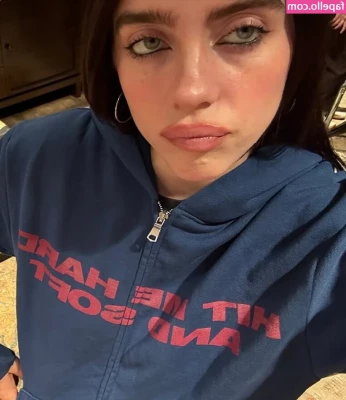 Billie Eilish [ billie-eilish ] - Bare arms and everything. 😍😍