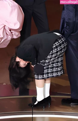 Billie Eilish [ billie-eilish ] - 🇬🇧 Can you help me wash my belly? 💜  🇮🇹 Mi aiuti a