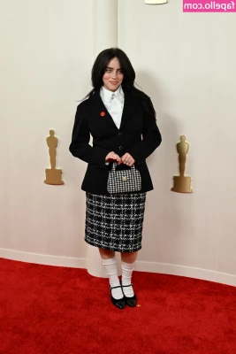 Billie Eilish [ billie-eilish ] - Want to watch me play with my toy from behind? 😘😘 dm me with