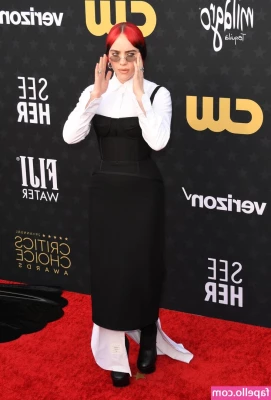 Billie Eilish [ billie-eilish ] - Throwback Thursday s update is 15 pics from my MILF workout set  Let